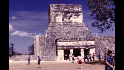 Mexico 1970s, Daytime view of Chichén Itzá with tourists