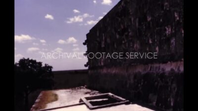 Mexico 1970s, Daytime view of Chichén Itzá with visitors